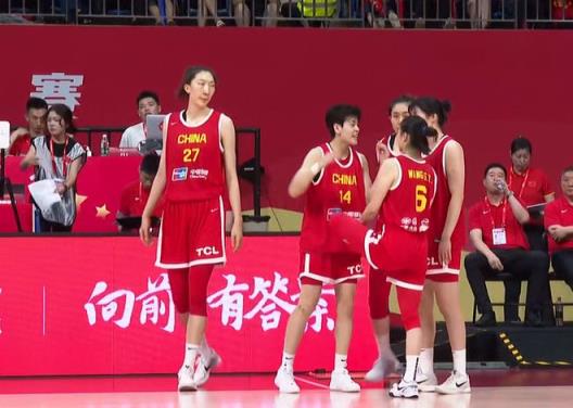 中国女篮锋线悍将15分钟砍11分,力压李梦惊艳全场
