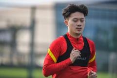 记者:蒋圣龙昨日已参加国足分组训练,东亚杯首战对阵韩国出战无碍