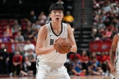  杨瀚森次节初对位奎因稍显吃力，调整后迅速找回状态