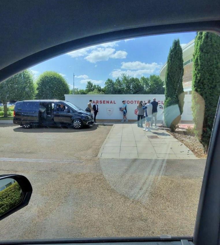 内尔高抵达阿森纳训练基地,贝尔塔亲自迎接球员