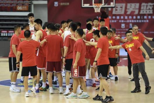  韩国33分大胜中国队！男篮收获两大利好，郭士强必胜在望